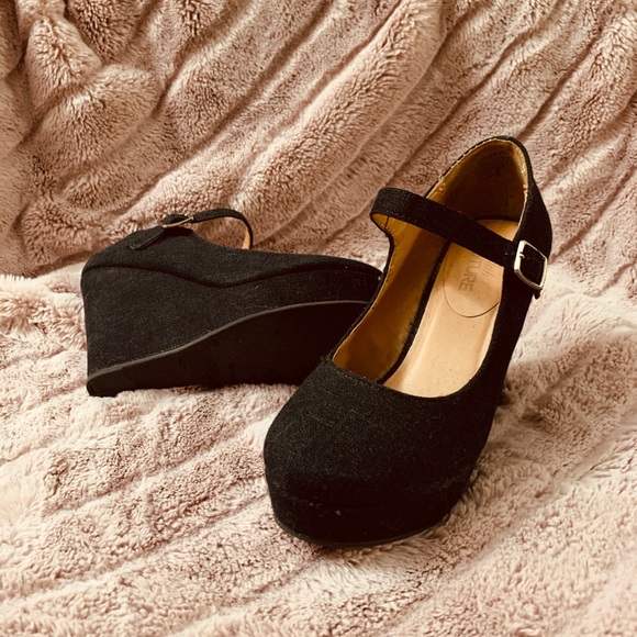 Black Wedge Strap Heels Size 6 - Picture 6 of 7